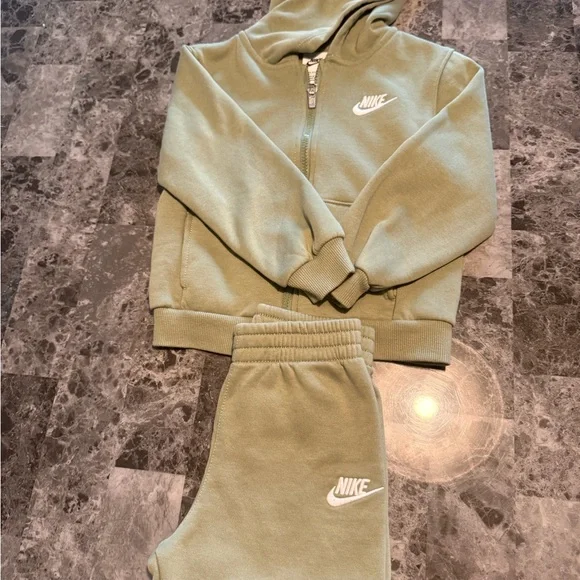 Nike Toddler Olive Green Hoodie Jogger Set Sweatsuit Outfit - Picture 3 of 3